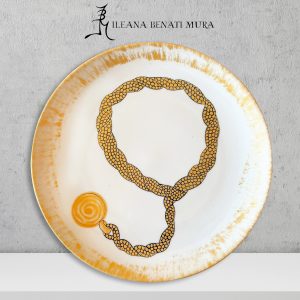 Piatto in porcellana con pittura color oro art decò