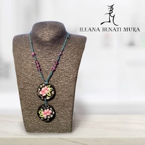 Collana doppia in porcellana e macramè con pietre